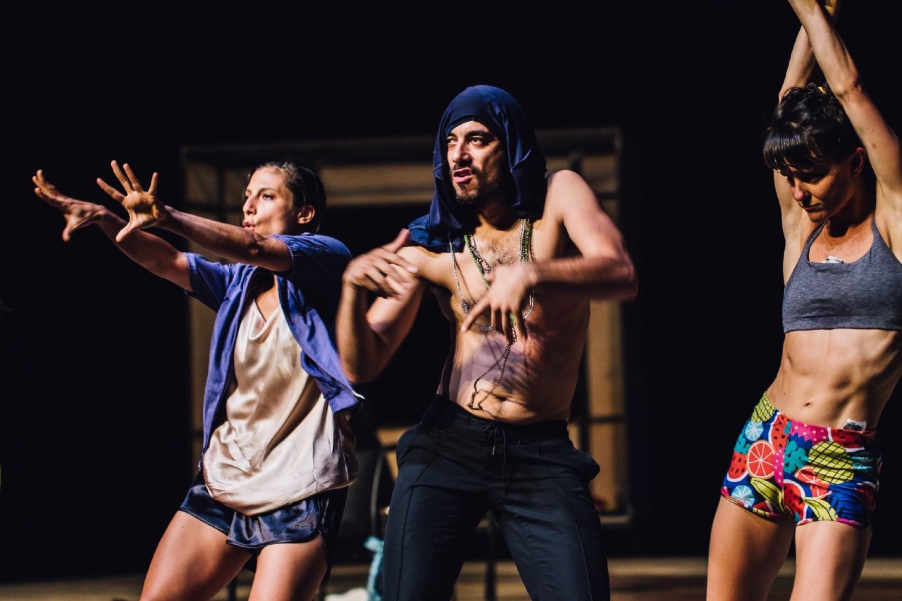 Tres intérpretes bailando de frente