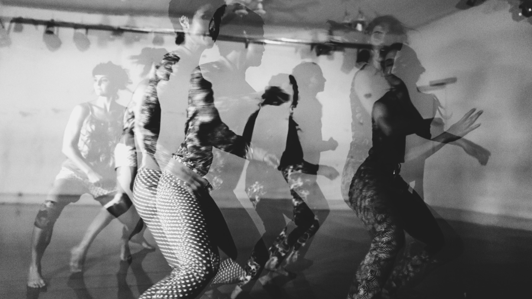 Varias bailarinas superpuestas en una toma de doble exposición