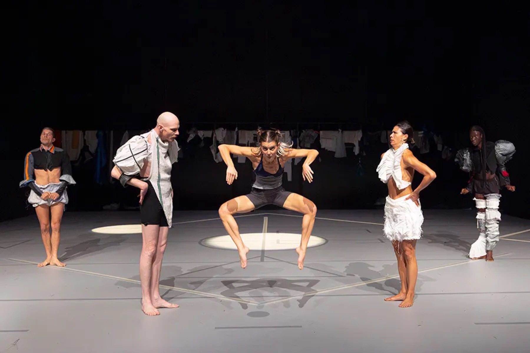Cinco intérpretes en escena, una en el aire en el centro